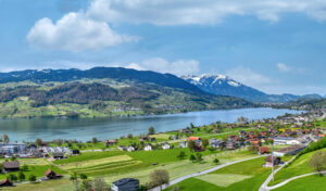 Aussicht auf der Sarnersee und die Berge